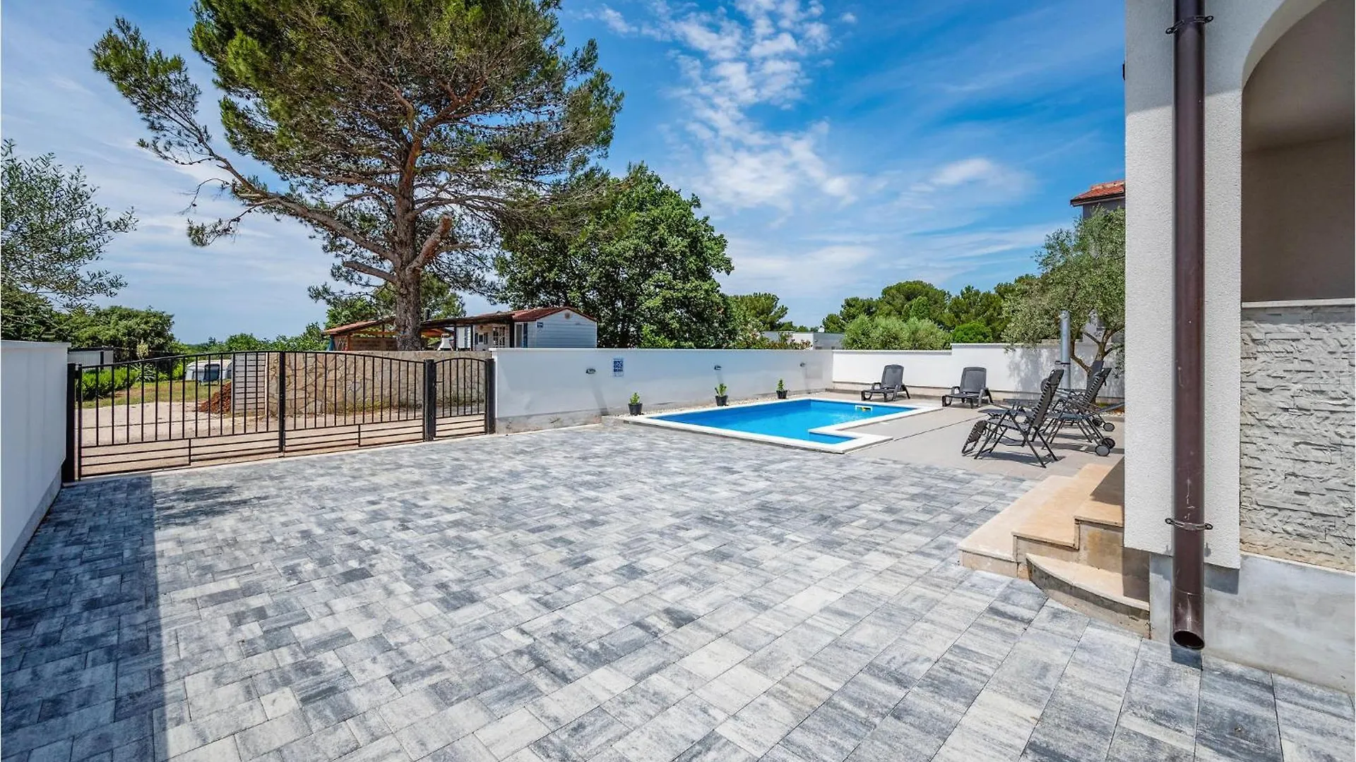 Gorgeous Home In Peroj With Wifi 0*,